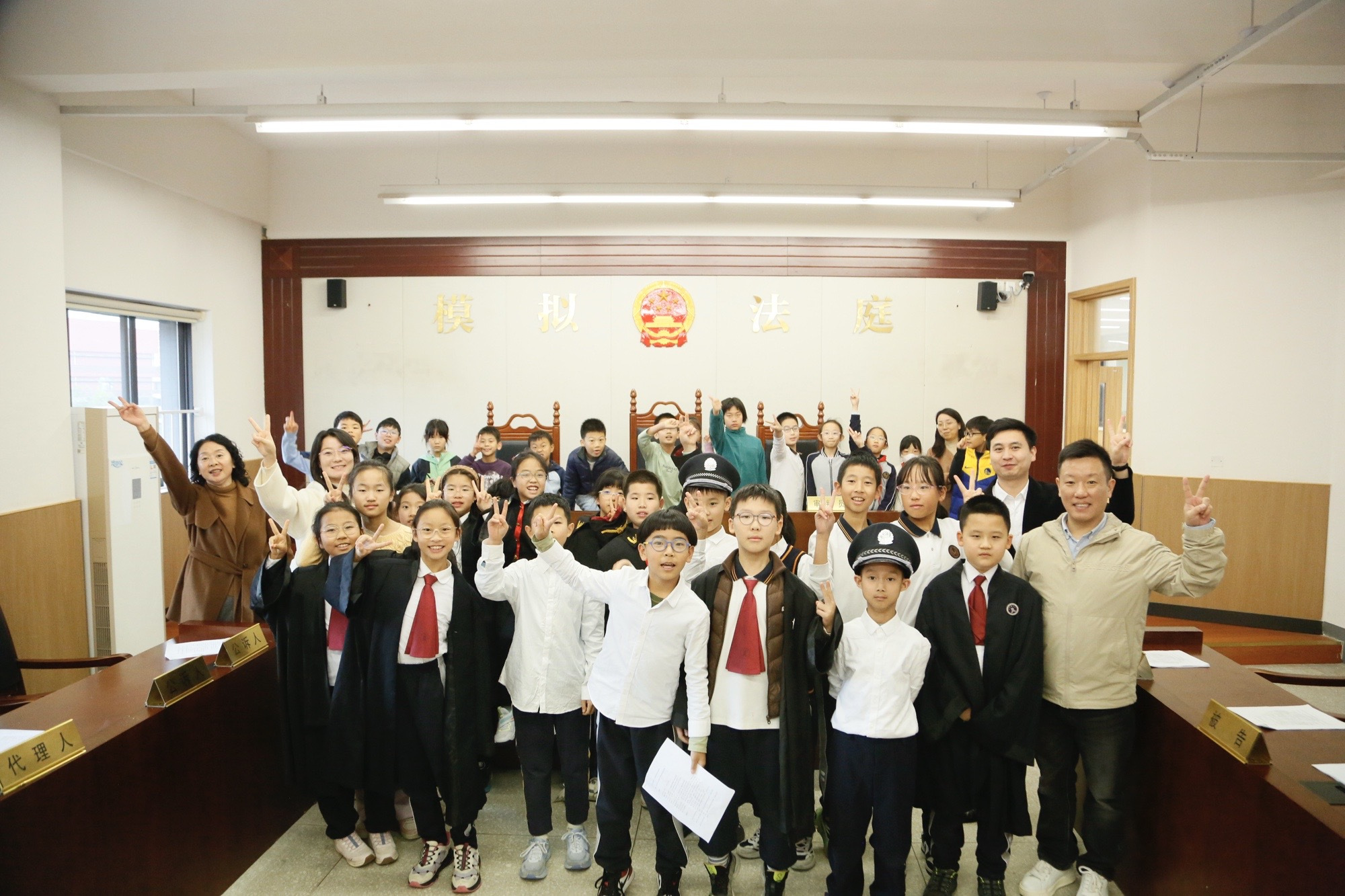 护航青少年成长 | 京师律师走进成都天府中学附属小学开展模拟法庭活动